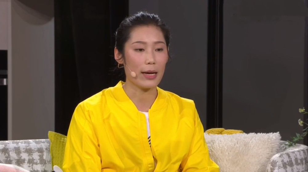 忙着工作的小姐